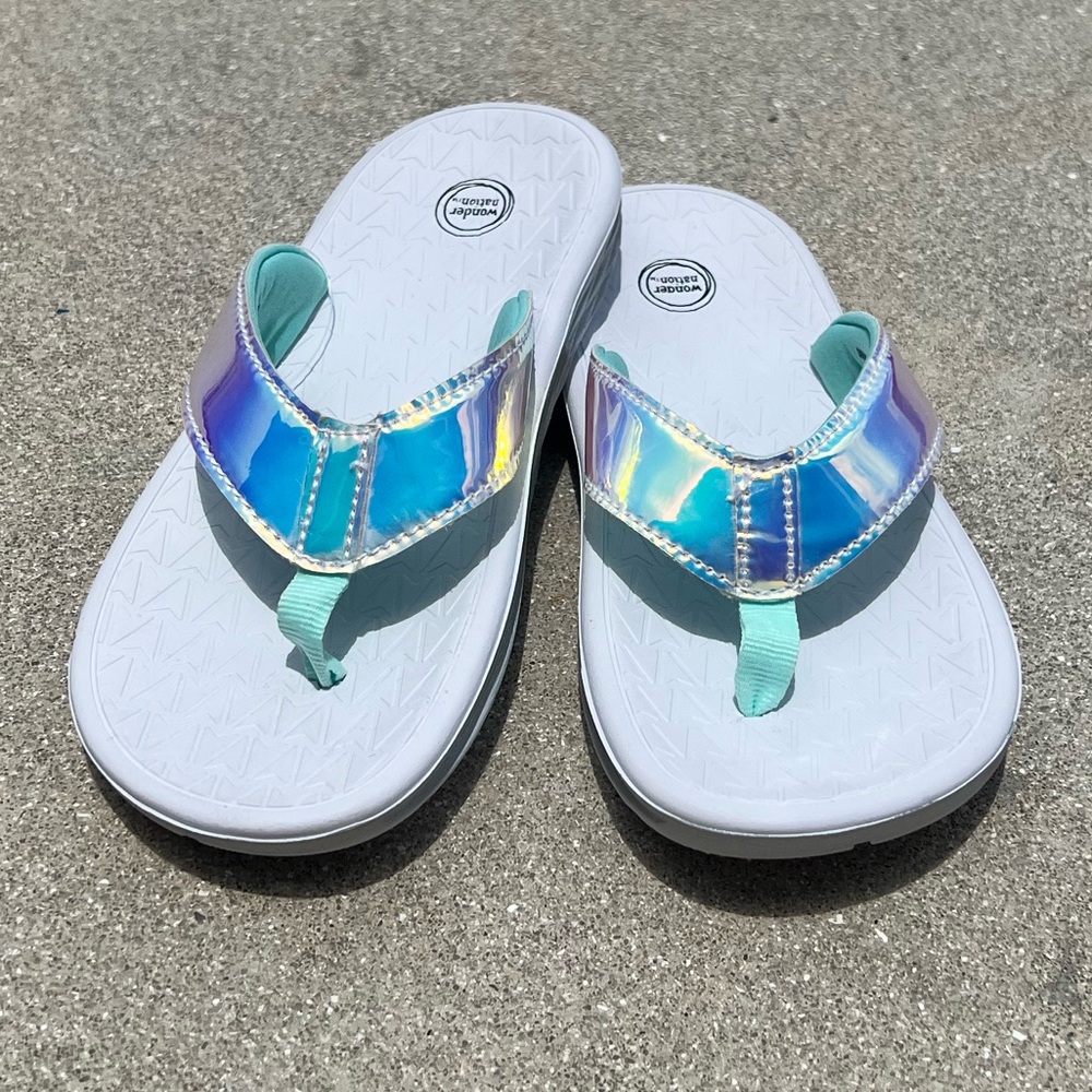 NWT. Wonder Nation flip flops. Size 2-3